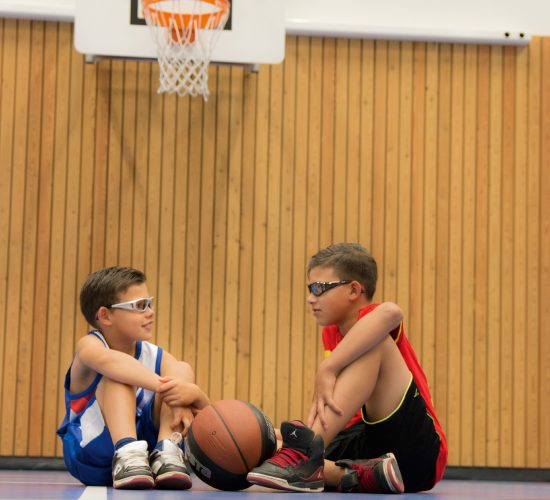 Bezpieczny start roku szkolnego: sportowe okulary korekcyjne dla dzieci i dorosłych